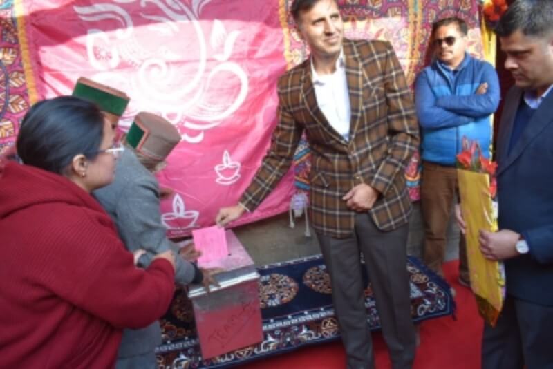 श्याम शरण नेगी वोट डालते हुए (फाइल फोटो वाया आईएएनएस)