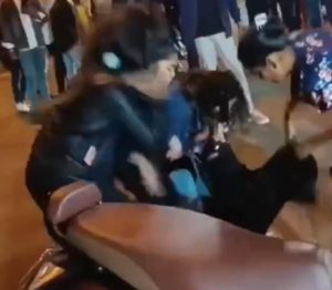 Women thrash another woman in full public view in Indore (1)