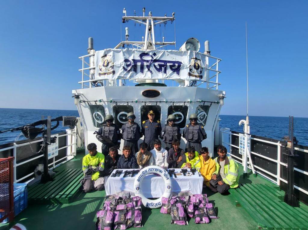 Coast Guard, Guj ATS seize 40 kg drugs from Pakistani boat, arrest 10 crew 1