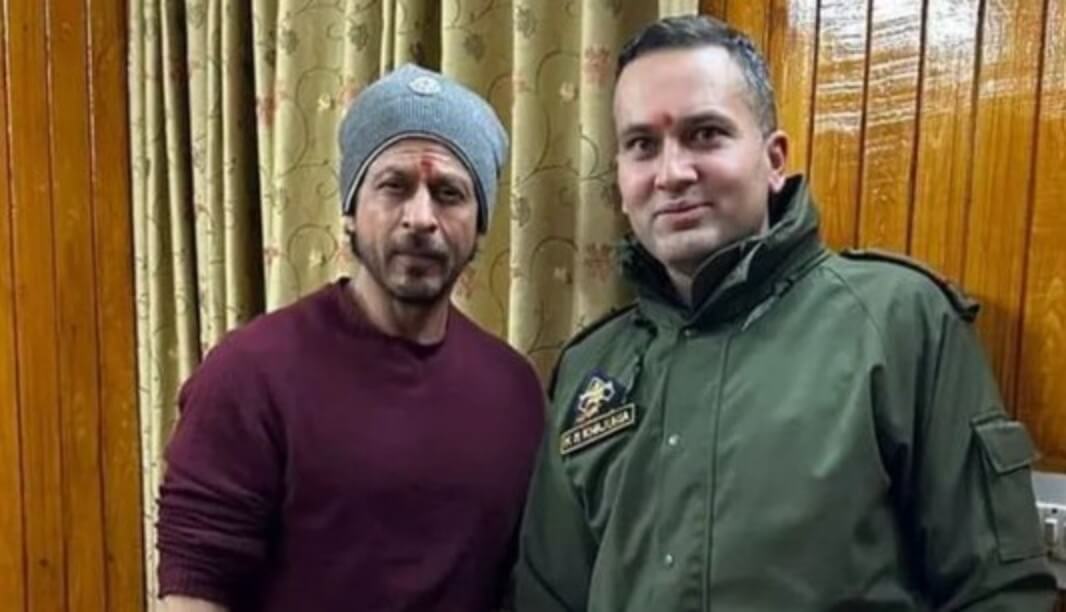 Shahrukh does darshan at Vaishano Devi temple (1)