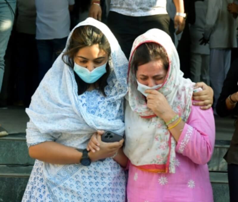 Sheezan's sister breaks into tears at Tunisha's funeral (1)