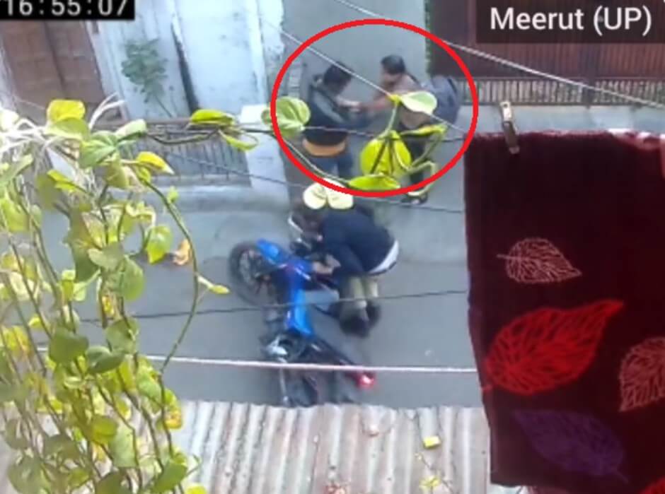 UP girl grabs looters from shirt while they were fleeing away Meerut (1)