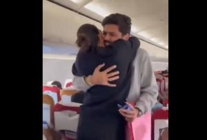 Air India me shakhs ne kiya girlfriend ko propose (1)