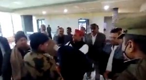 Akhilesh Yadav refuses to drink tea in Lucknow offered by police officers (1)