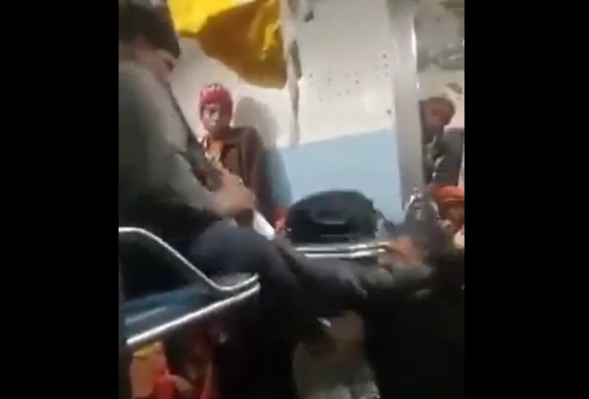 Bihar Pawan Express me maarpeet (1)