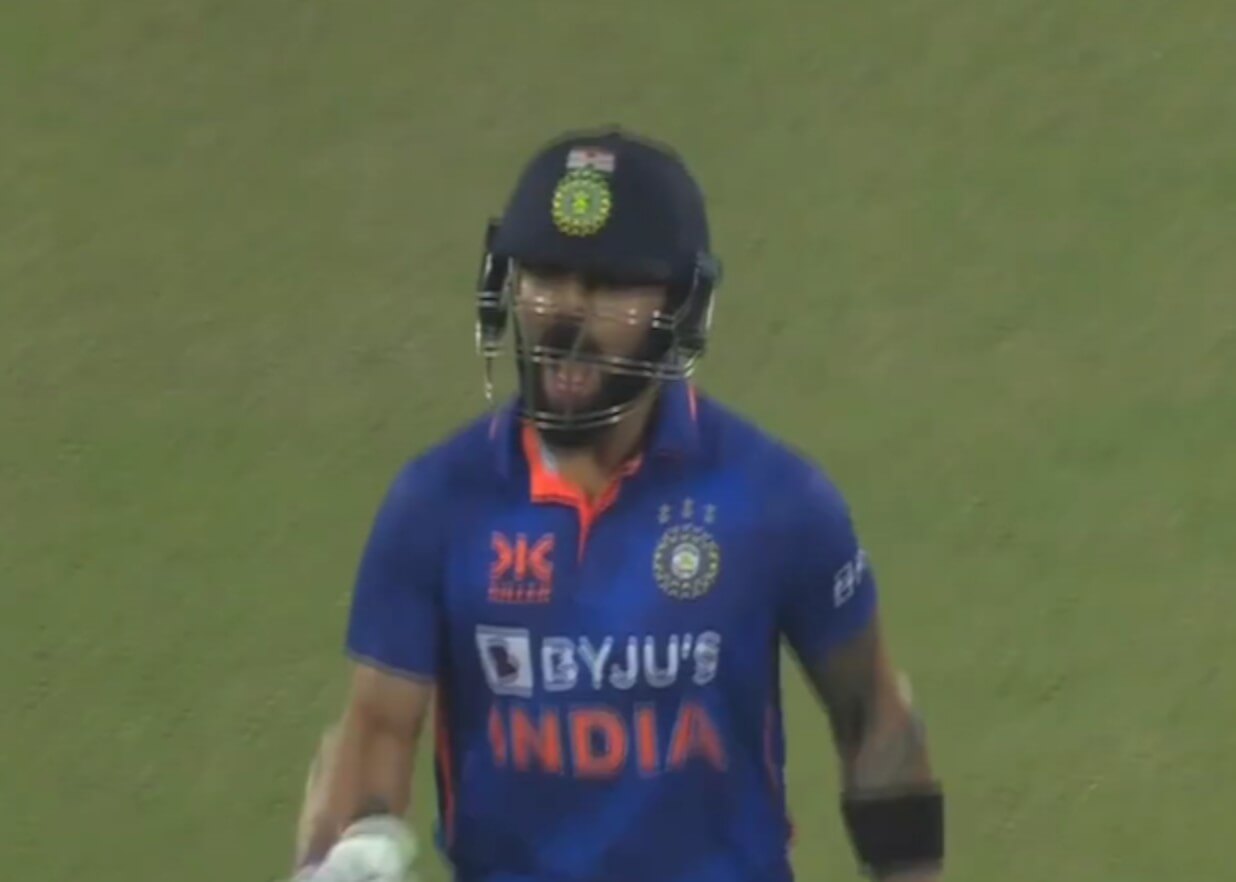 Virat Kohli Reaction after hitting century against Srilanka ODI Jan 10 (1)