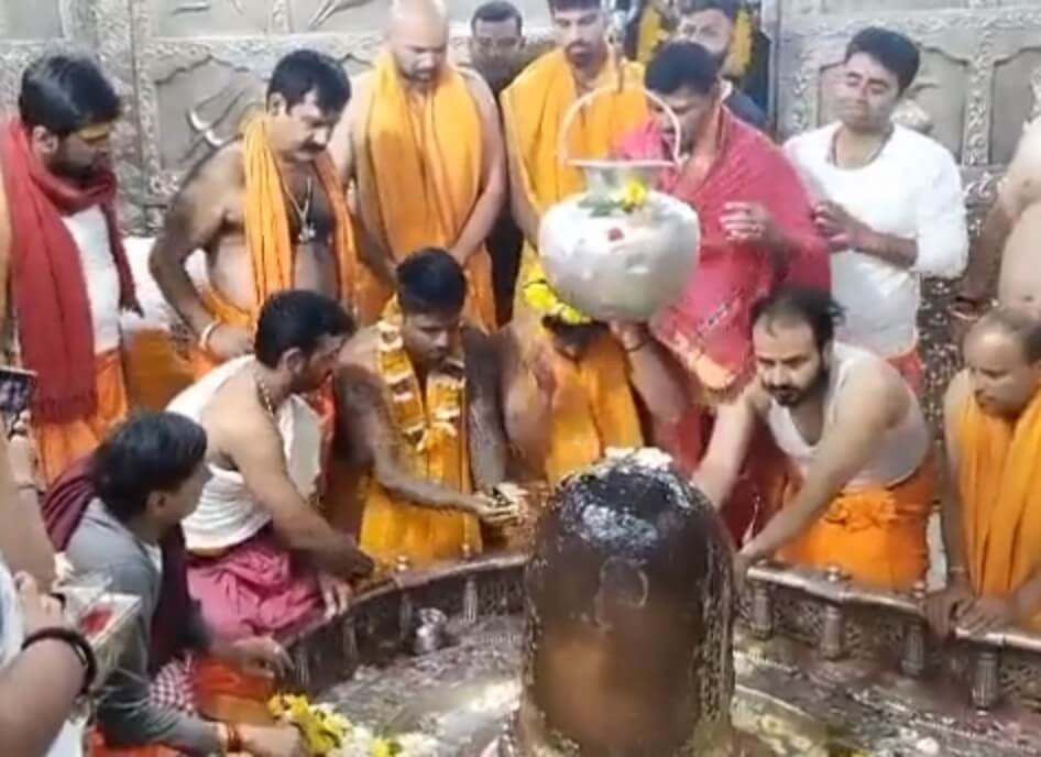 cricketers visit Mahakal temple (1)