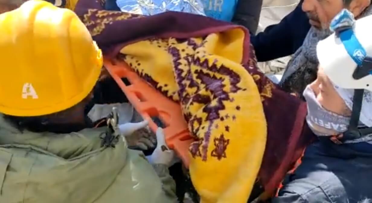 NDRF rescues 6 year old girl from rubble in Turkey (1)