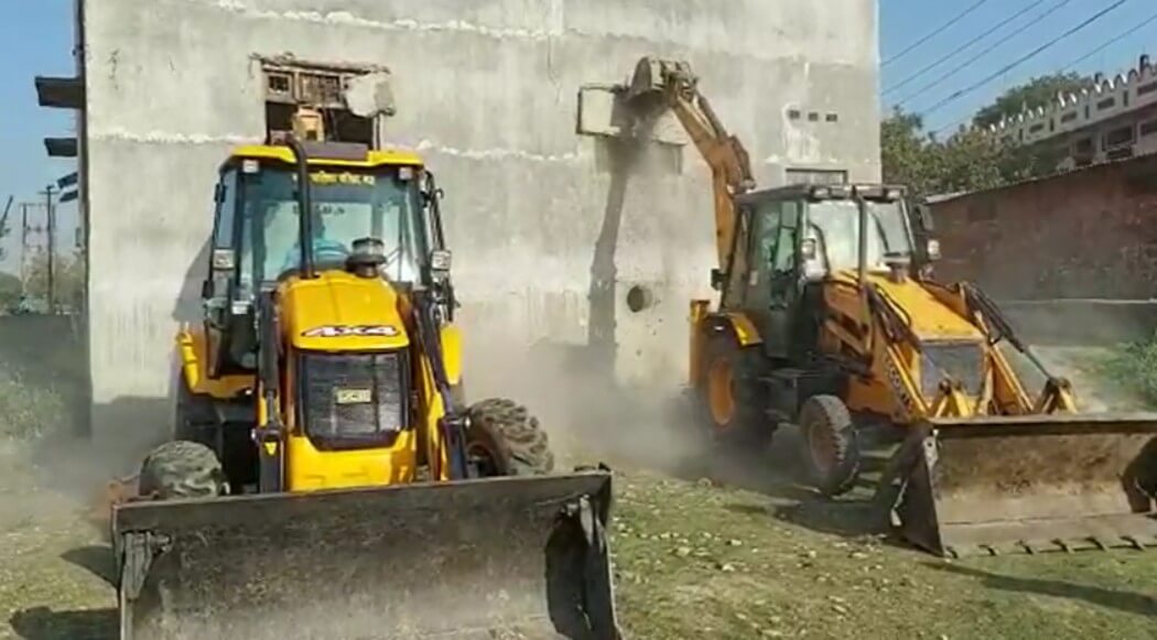 Bulldozer Mukhtar Ansari ke beto ka ghar giryaa gaya (1)