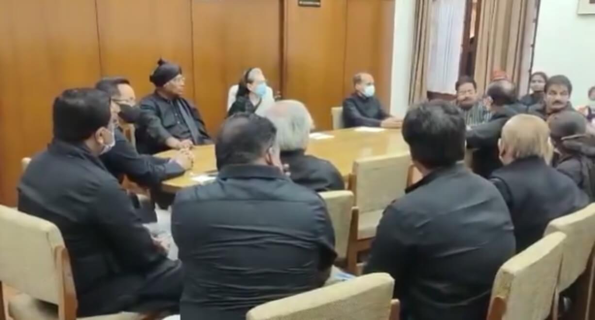 protest by congress MPs in black dress (1)