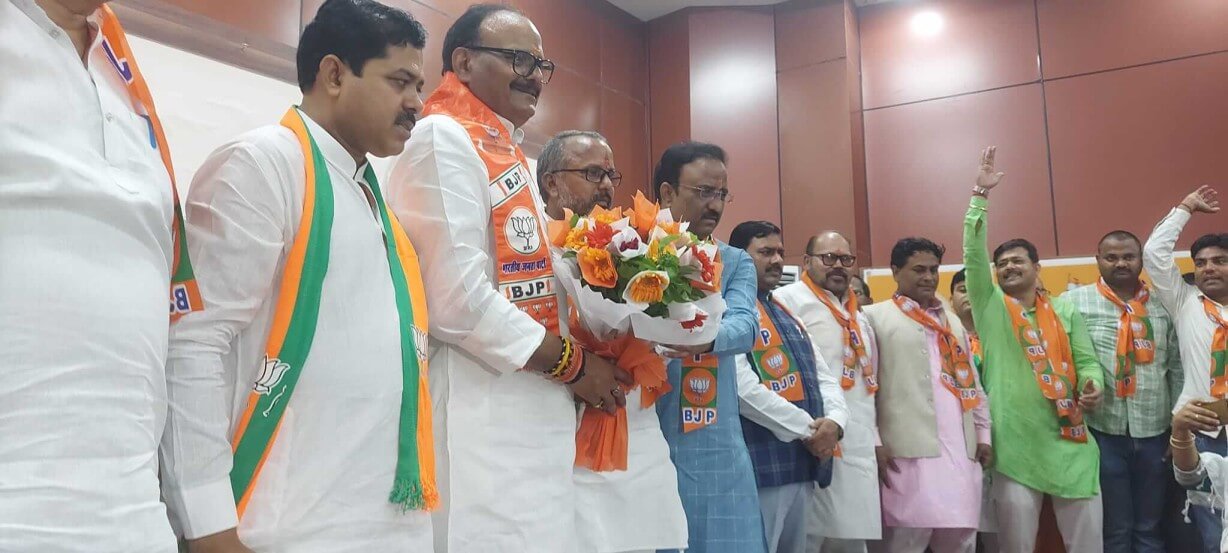 Ajay Tripathi Munna joins BJP (1) (1)
