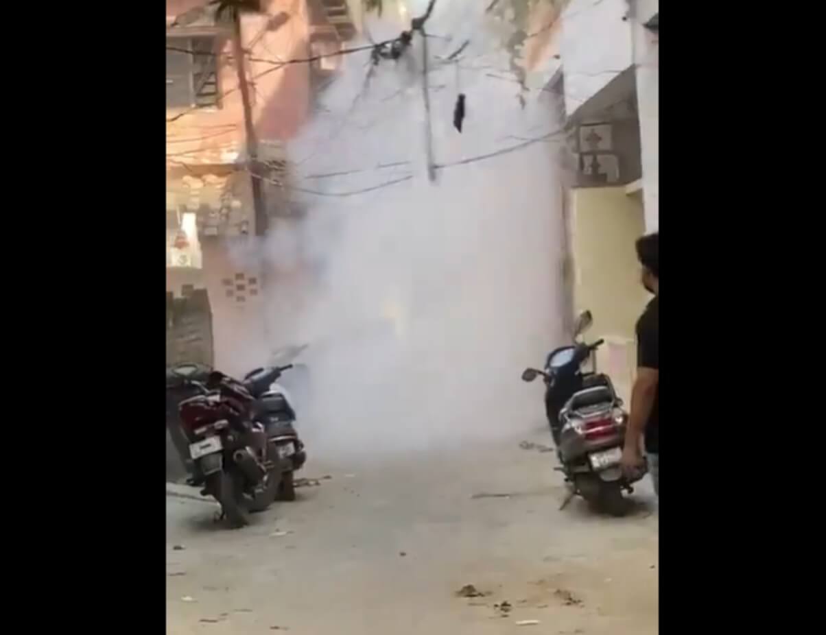 bomb hurled in Katra Gobar gali in Prayagraj (1)