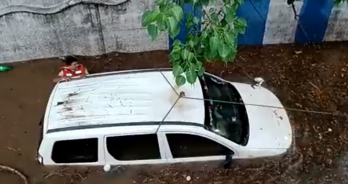 Car submerges in underpass in Bengaluru (1)