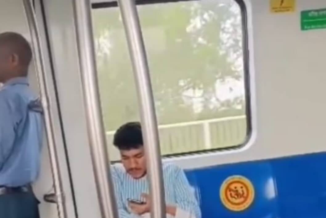 Delhi Metro Man Masturbates (1)