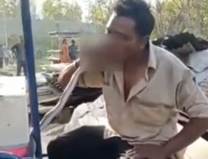 Man eats snake in Haldwani (1)