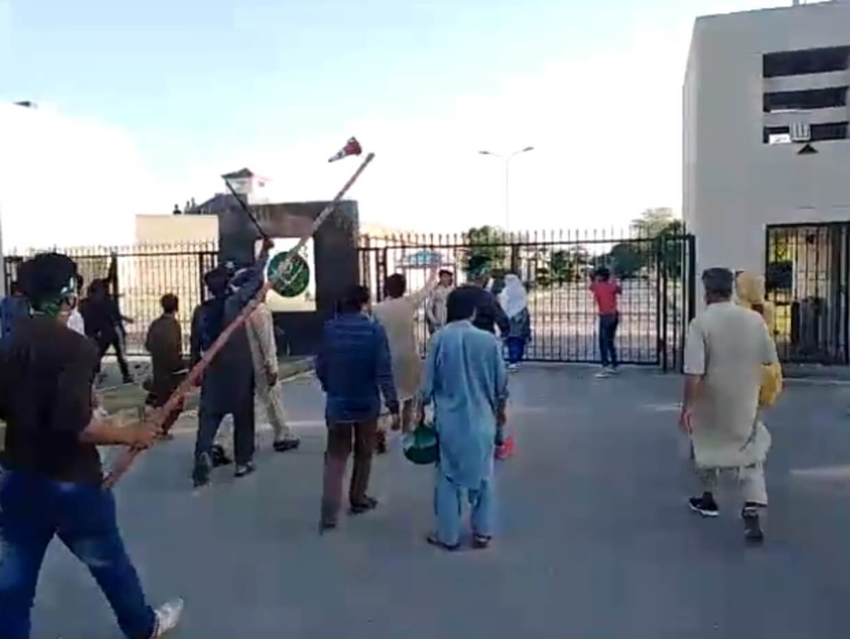 Protest In Pakistan after arrest of Imran Khan (1)