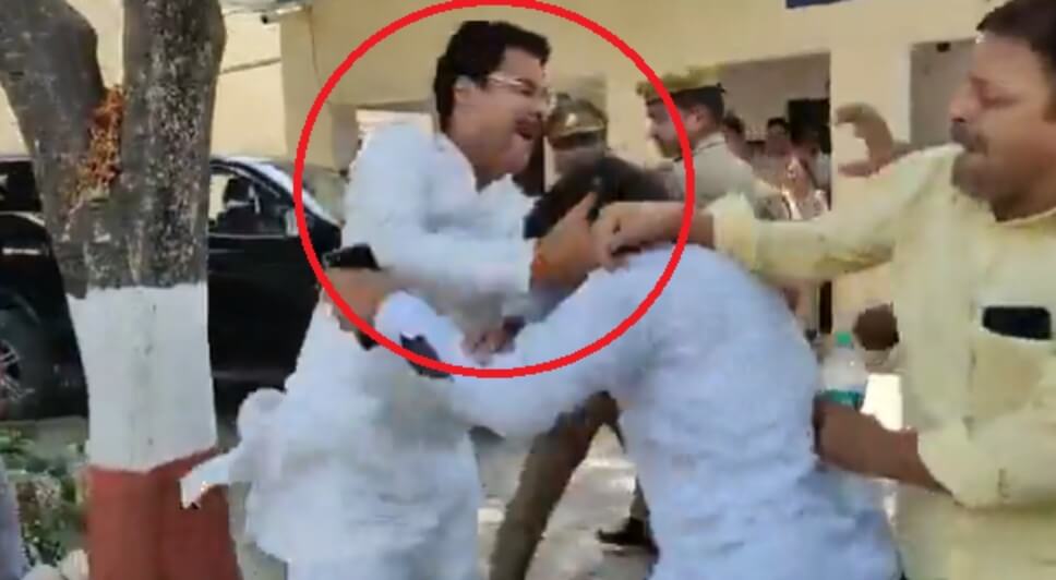 SP Legislator Rakesh Pratap Singh thrashing BJP leaders Husband Inside Gauriganj Kotwali (2)