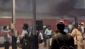 AC coach of Durg Puri Express catches fire (1)