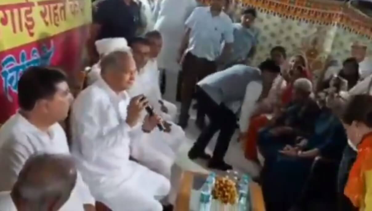 Ashok Gehlot throws mike (1)