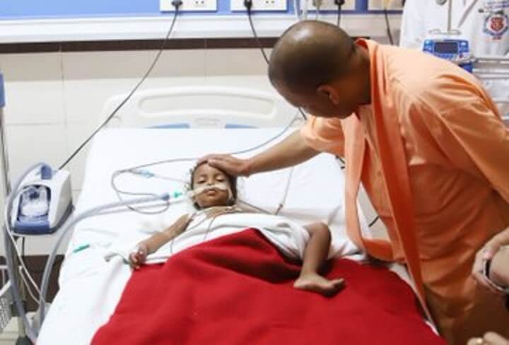 CM Yogi meets 18 month old injured in shootout (1)