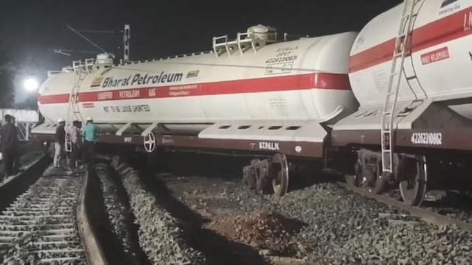 Goods train with LPG in it derails in Jabalpur