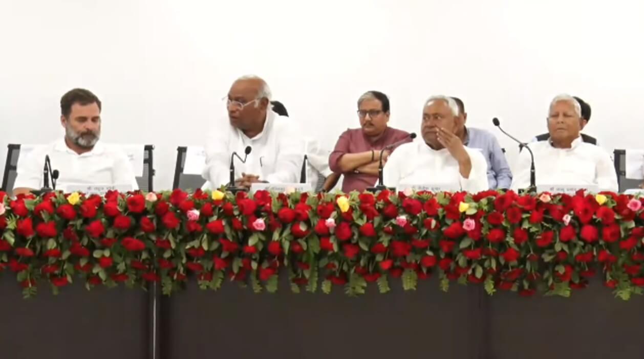 Nitish Kumar Rahul Gandhi Mallikarjun Kharge Lalu Yadav (1)
