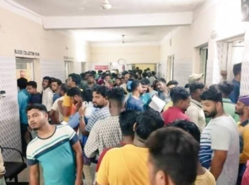 Odisha train tragedy Local youths line up in hospitals to donate blood (1)