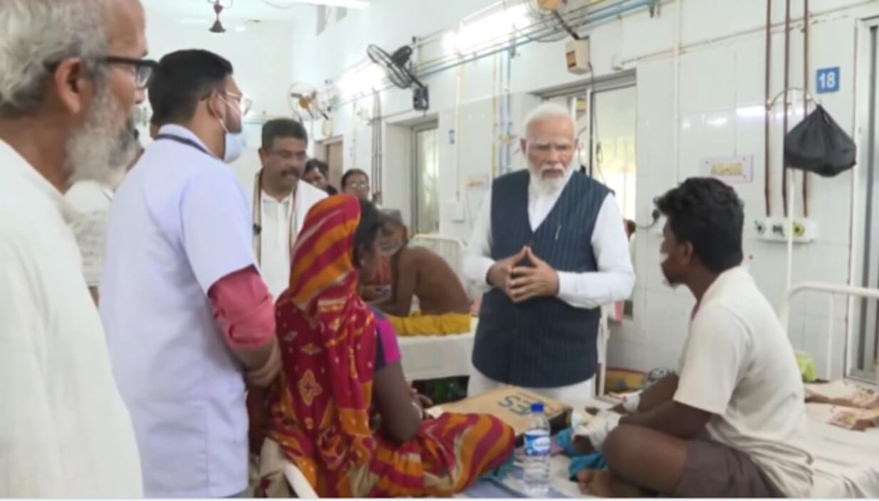 PM Narendra Modi meets train accident victims (1)