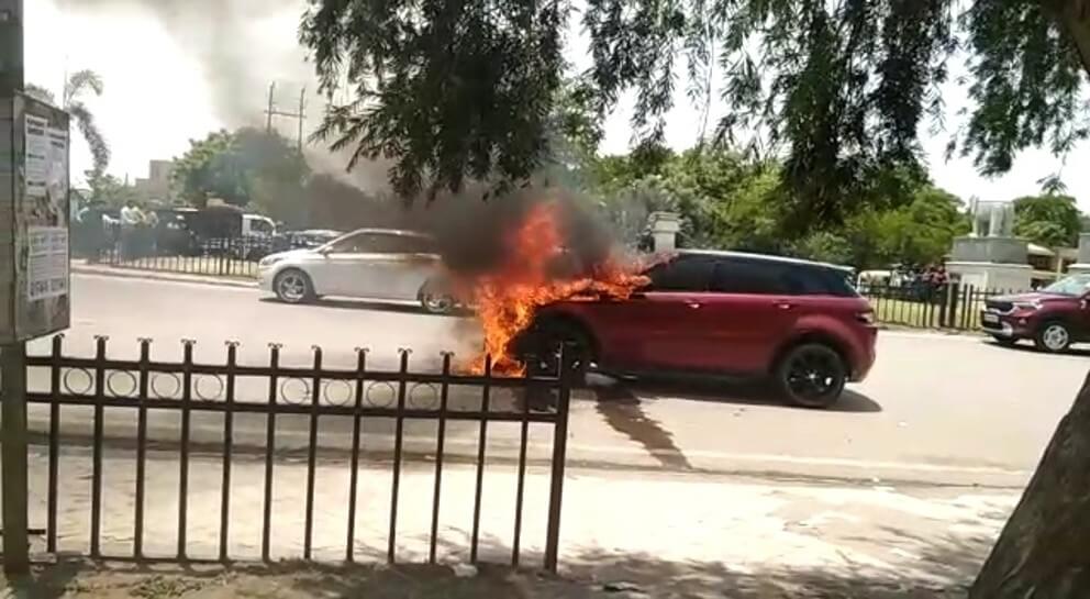 Ranger Rover caught fire in Noida 2 (1)