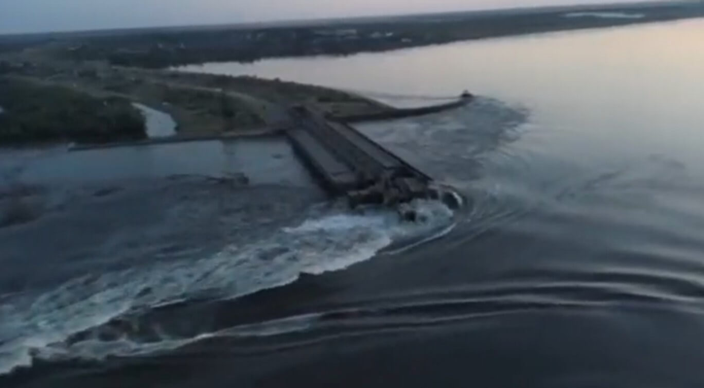 Russia blows up Ukraines dam (1)