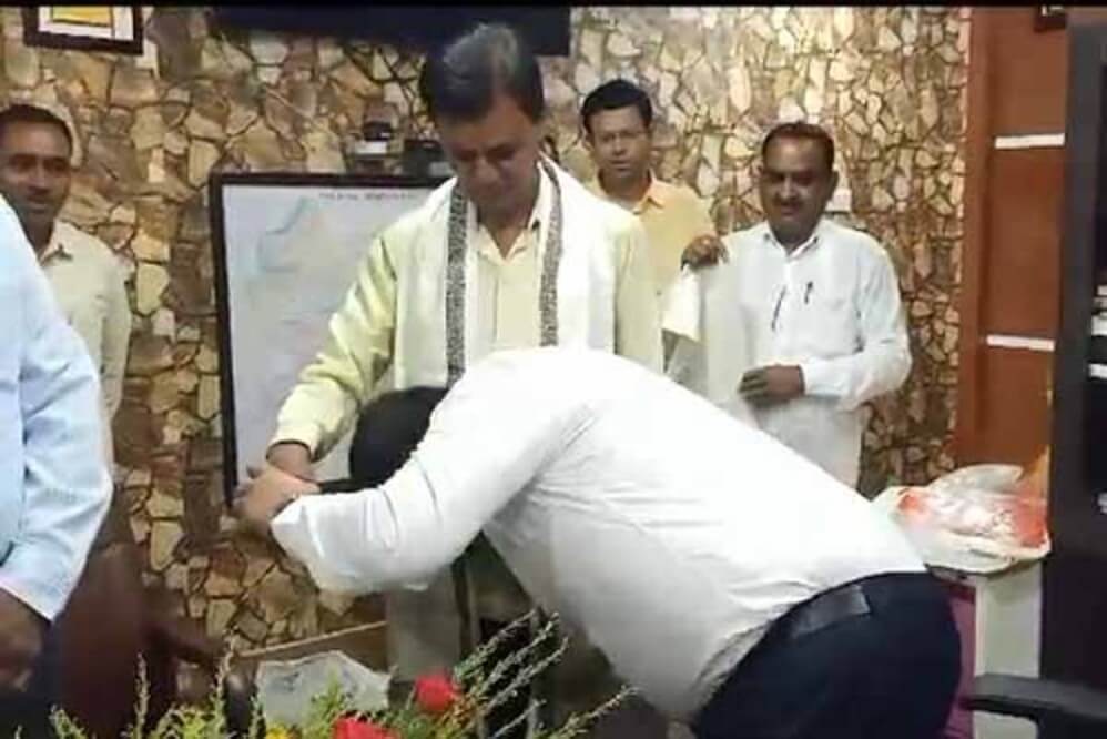 IAS officer touches feet of peon (1)
