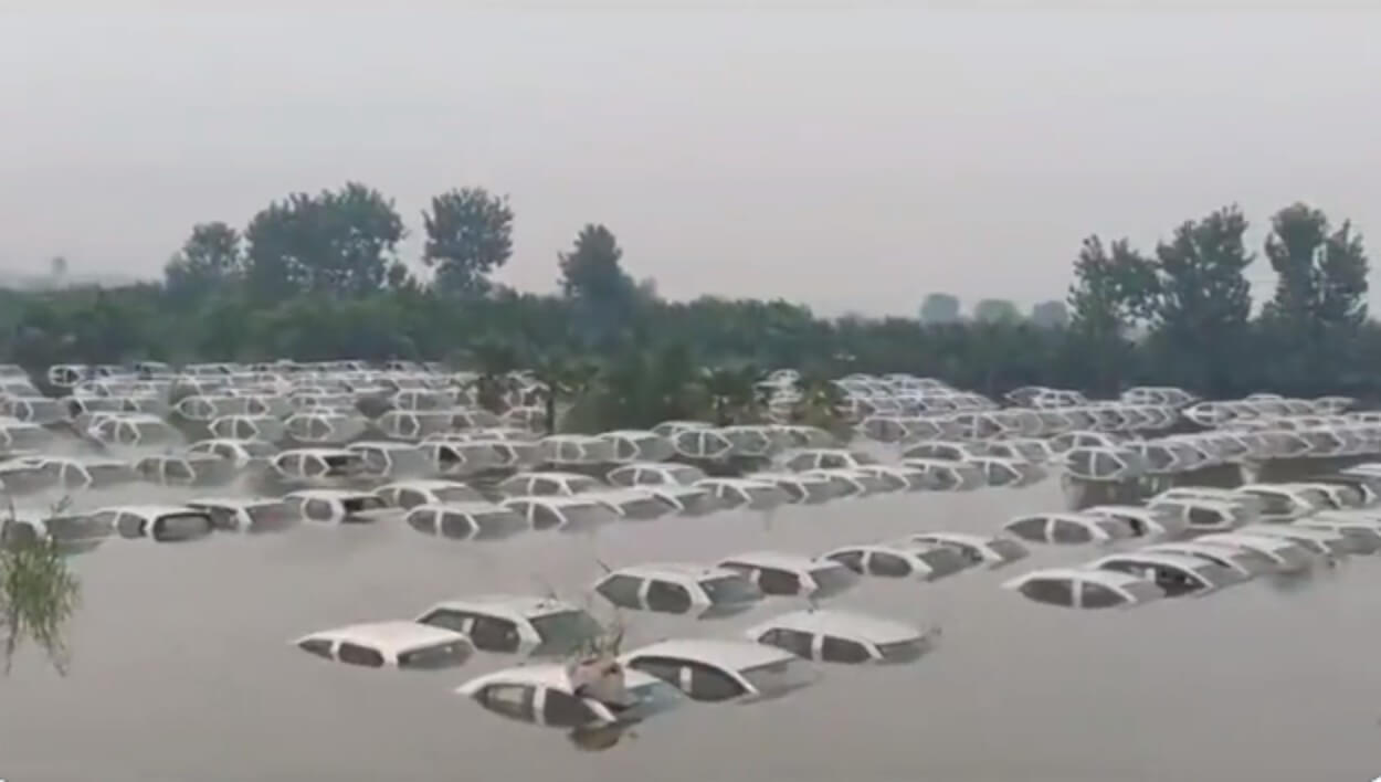 Noida cars submerged due to increase in water level of Hindon (1)