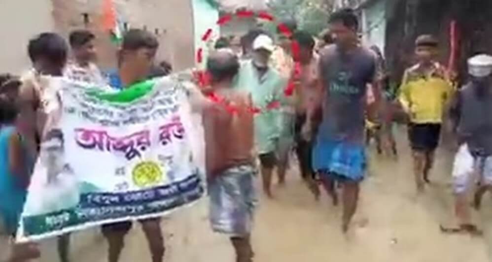 TMC MLA forced to walk on muddy road in Bengal (1)