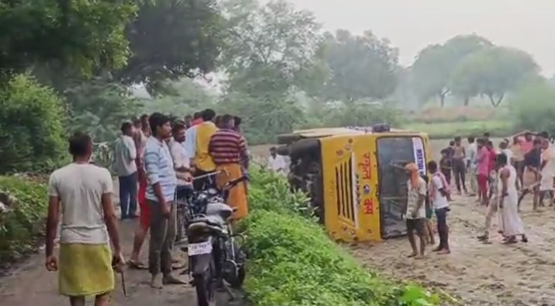 Auraiya school bus overturns (1)