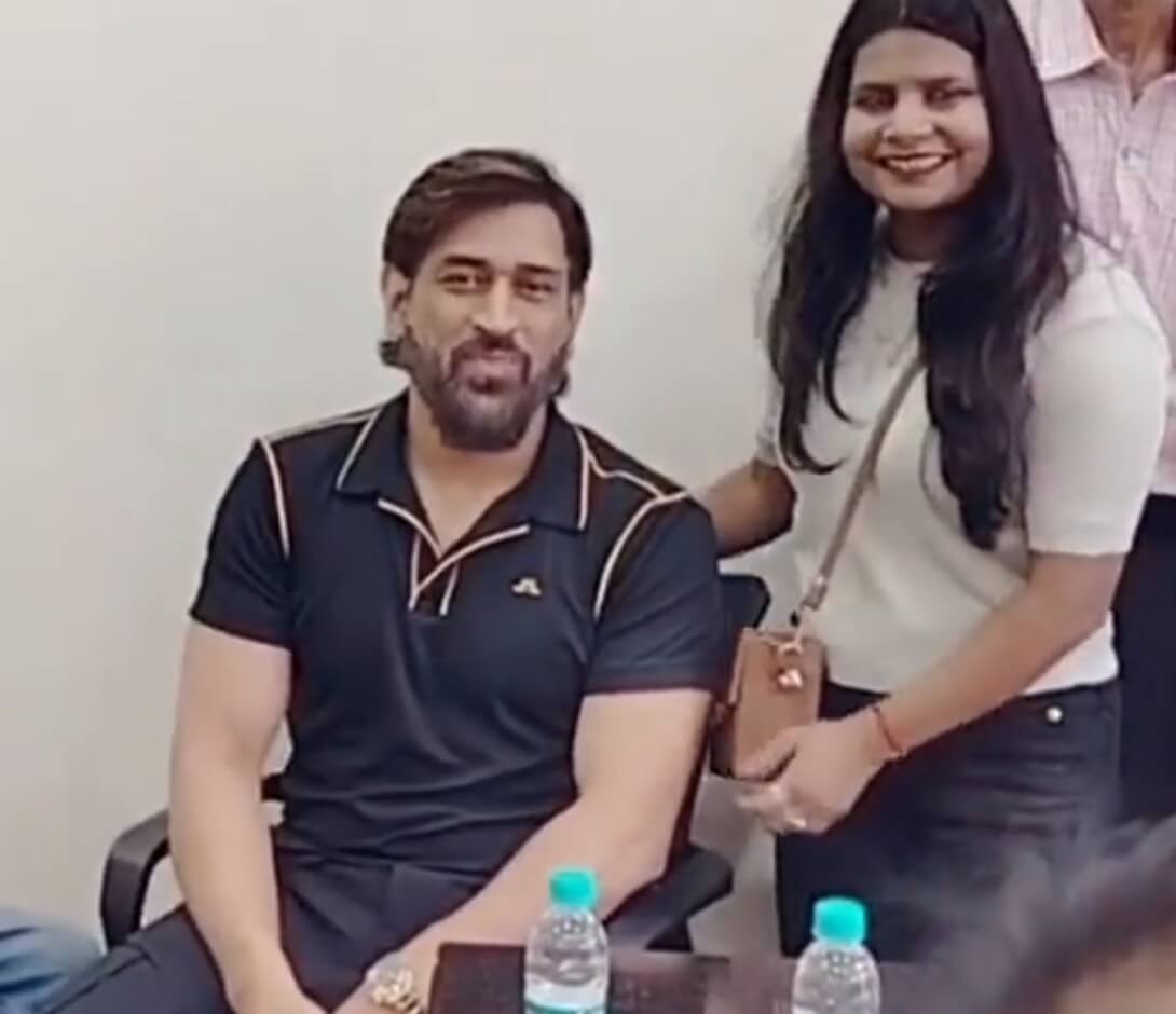 Female fan touches MS Dhoni's feet (1)