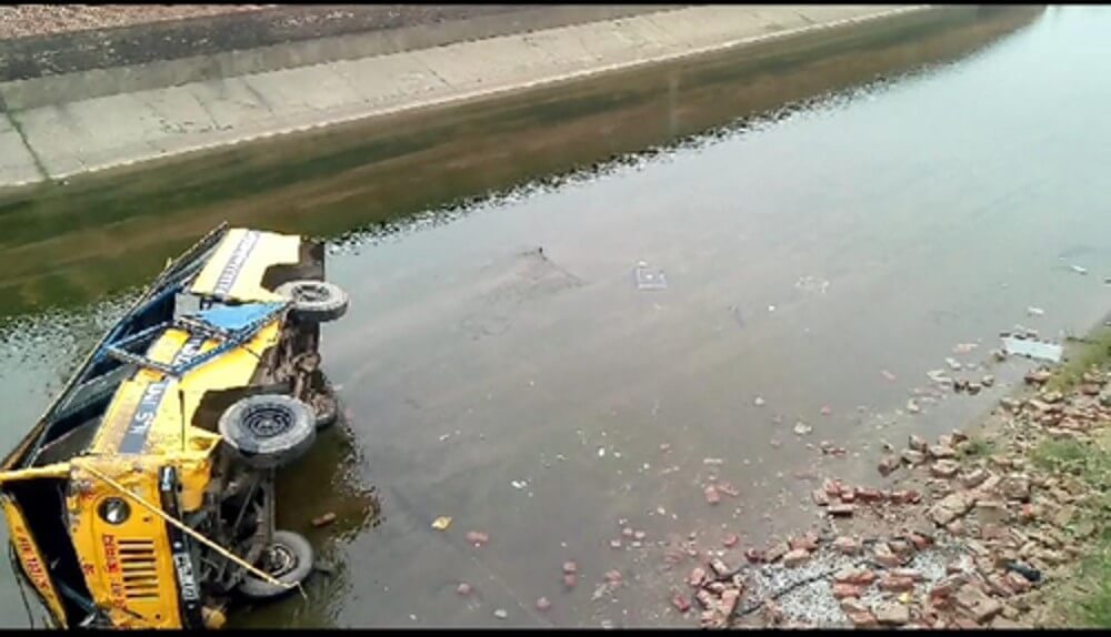 School bus falls into canal one student dead (1)