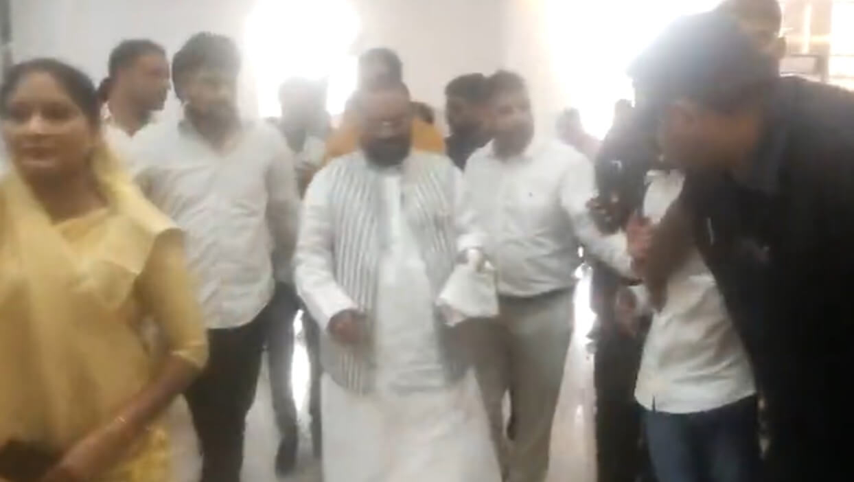 Swami Prasad Maurya show hurled (1)