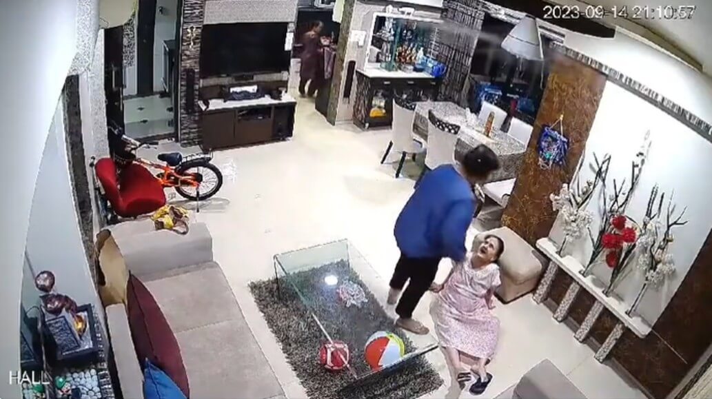 daughter in law beats mother in law (1)