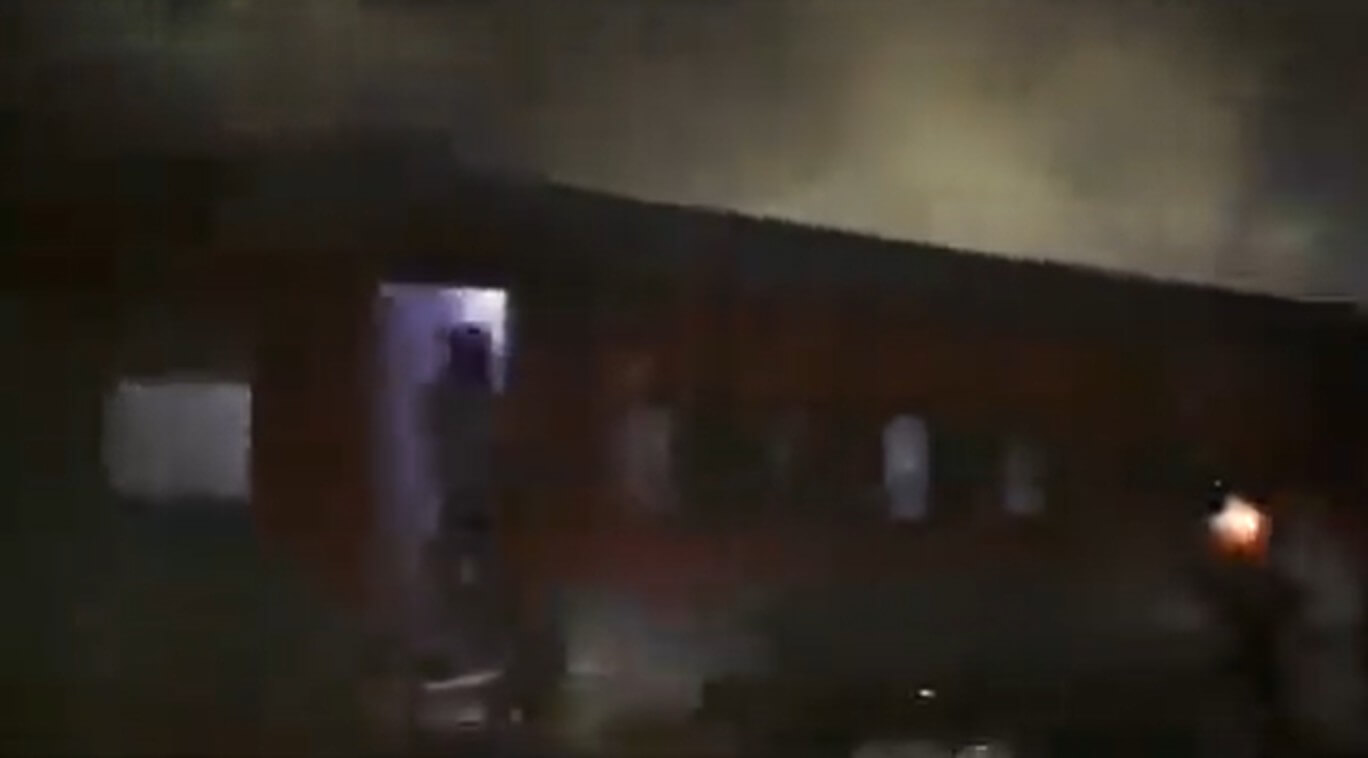 Vaishali express S6 coach catches fire (1)