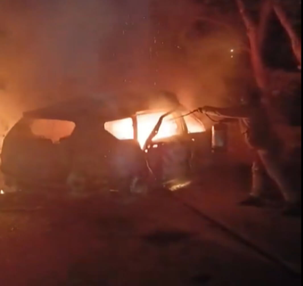 Car caught fire in UP after colliding with dumper 8 dead (1)
