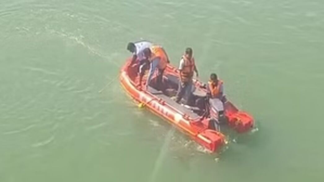 father throws daughter into chambal river (1)