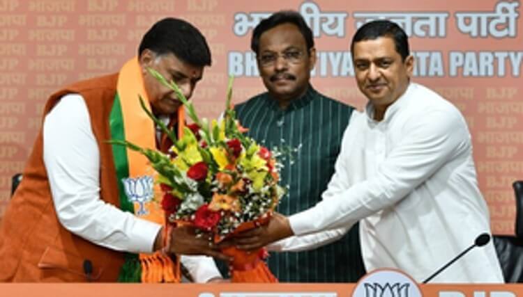 Ajay Kapoor joins BJP (1)