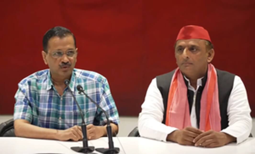Arvind Kejriwal and Akhilesh Yadav (1)