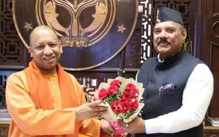 मुख्यमंत्री योगी के साथ रिटायर्ड आईपीएस अधिकारी प्रेम प्रकाश (फाइल फोटो | फोटो सोर्स: सोशल मीडिया) 