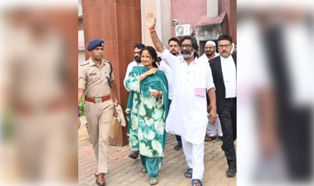 Hemant Soren Walks Out Of Jail (1)