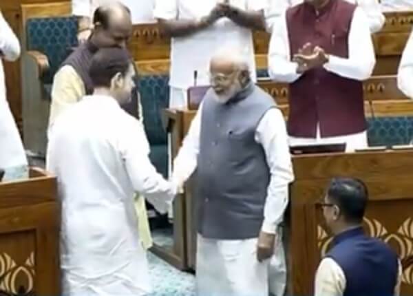 Narendra Modi and Rahul Gandhi shake hands (1)