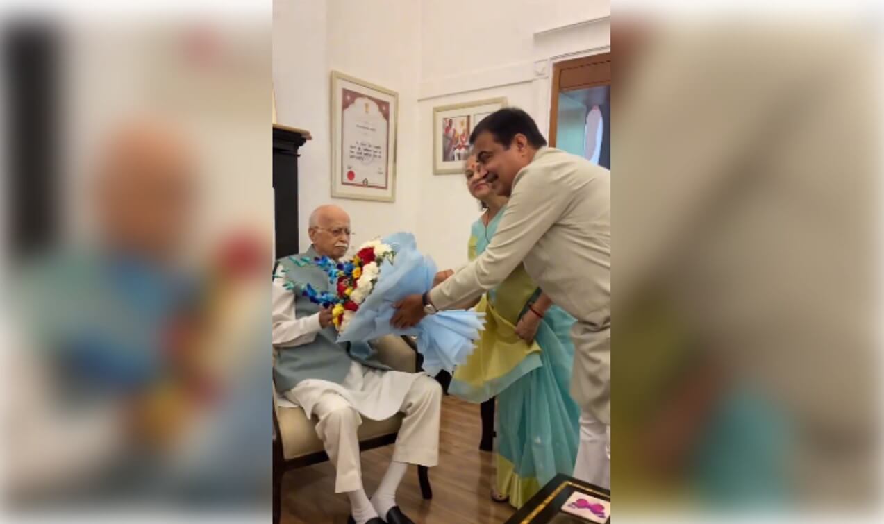 Nitin Gadkari meets Lal Krishna Advani (1)