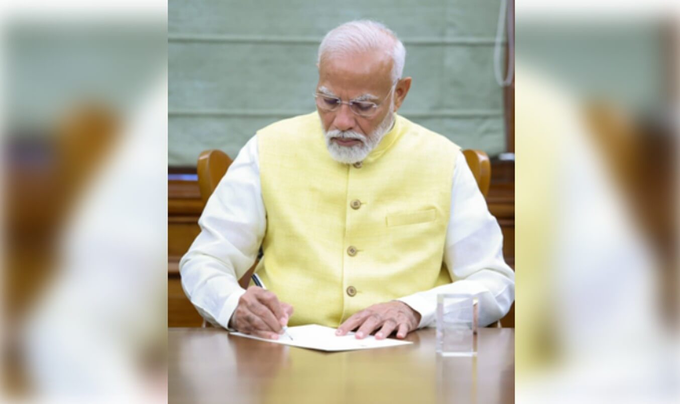 PM Modi signs file (1)