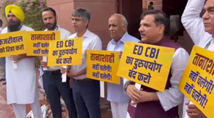 Protest by AAP in Parliament Against Kejriwals Arrest (1)