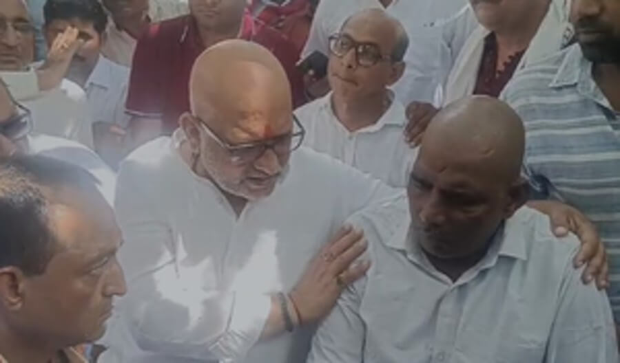 Ajay Rai Meets Mangesh Yadavs Family (1) (1)